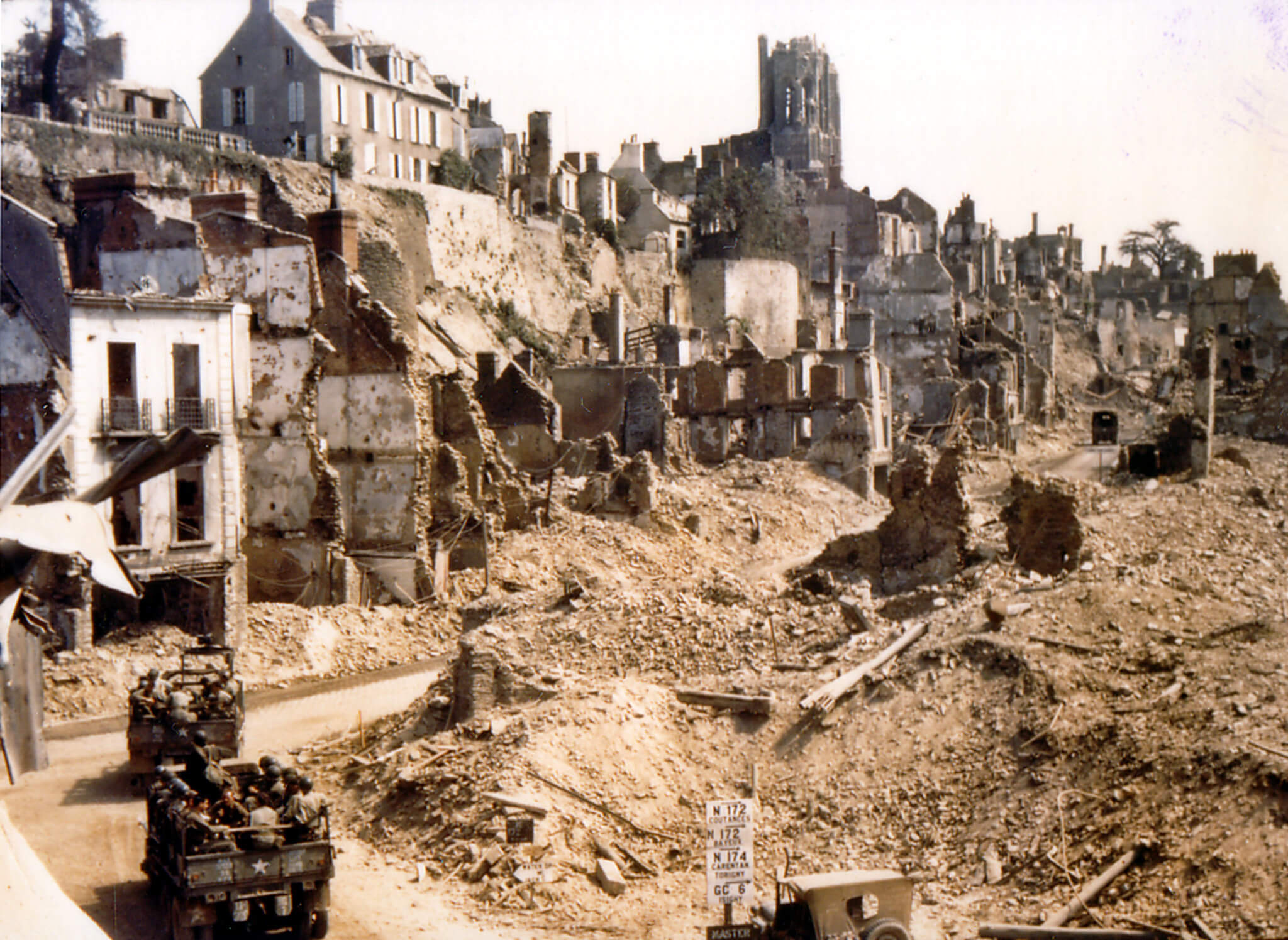 une partie de la ville de saint lô détruite lors de la guerre 1944